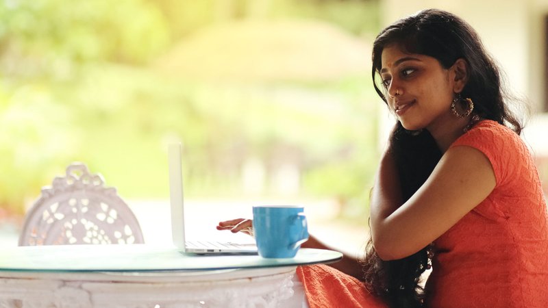 india-online-index-young-girl-using-laptop.jpg